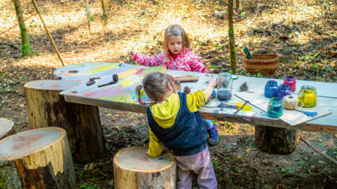 Lernen und spielen im Wald